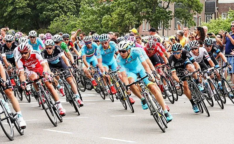 威廉体育官方app下载华策影视“足球运动员的衣服绘制技巧大揭秘，详细教程让你轻松上手！”